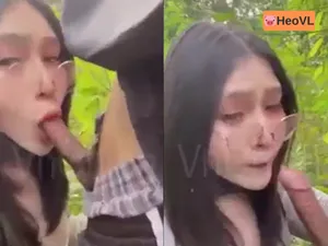 đi dã ngoại tiện chịch người yêu ở trong rừng