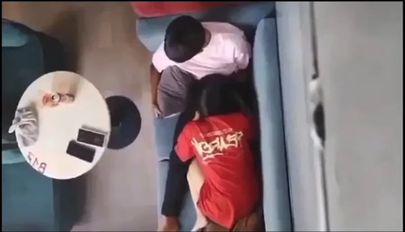 Quay lén em gái liếm mút cho bồ nơi công cộng